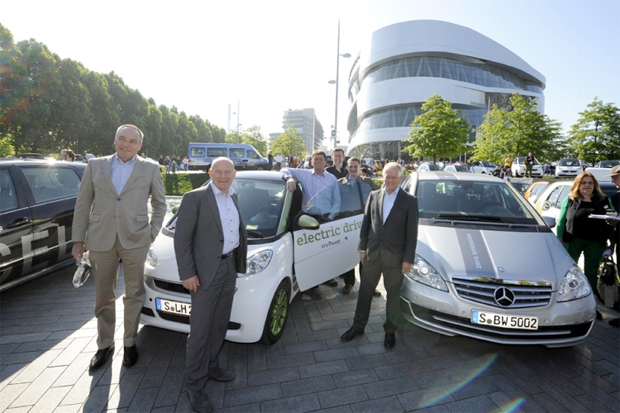 Mayor Fritz Kuhn (middle) and Transportation Minister Winfried Hermann (2nd from the left) at the world record attempt for the longest EV parade in 2014. Image: e-mobil BW / KD Busch