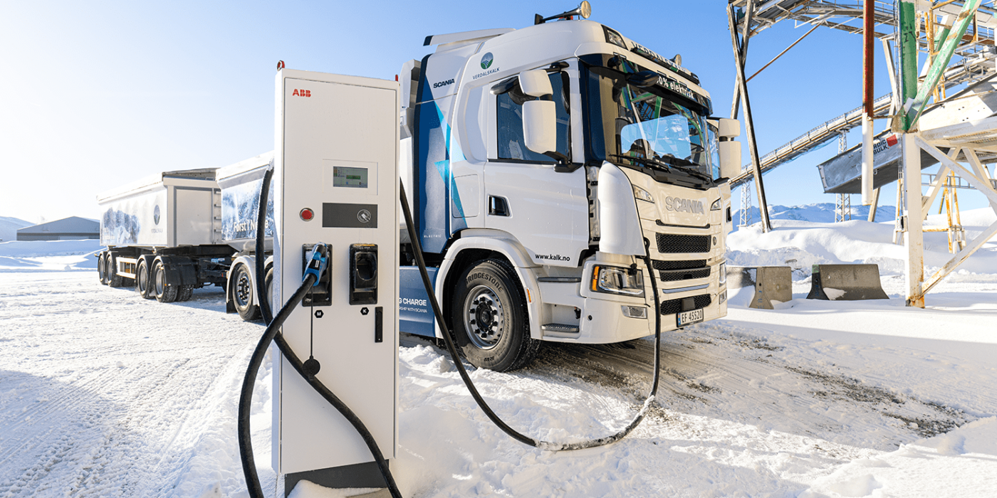 scania-e-lkw-electric-truck-norwegen-norway-verdalskalk-abb-ladestation-charging-station-2023-01-min